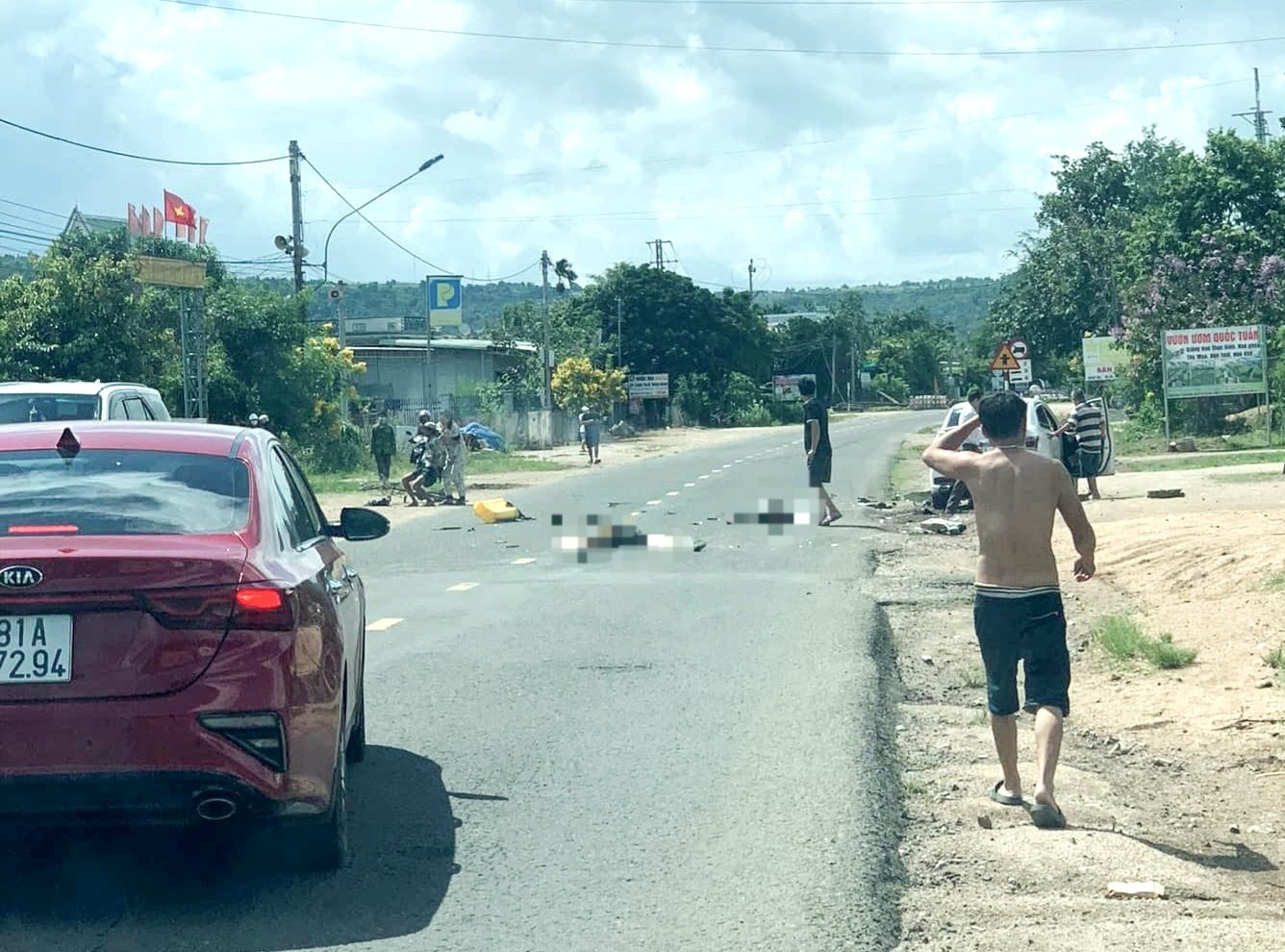 Thiếu niên 13 tuổi đi xe máy tông liên hoàn trên quốc lộ, 3 người thương vong