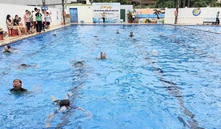Nghệ An: Làm rõ vụ một nam sinh 13 tuổi chết đuối trong bể bơi trường học