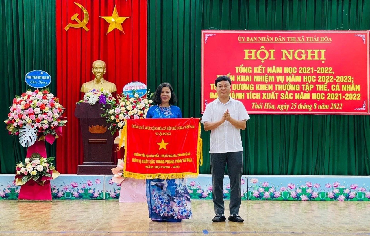 Cô hiệu trưởng dân vận khéo được Tổng Liên đoàn Lao động Việt Nam tặng Bằng khen