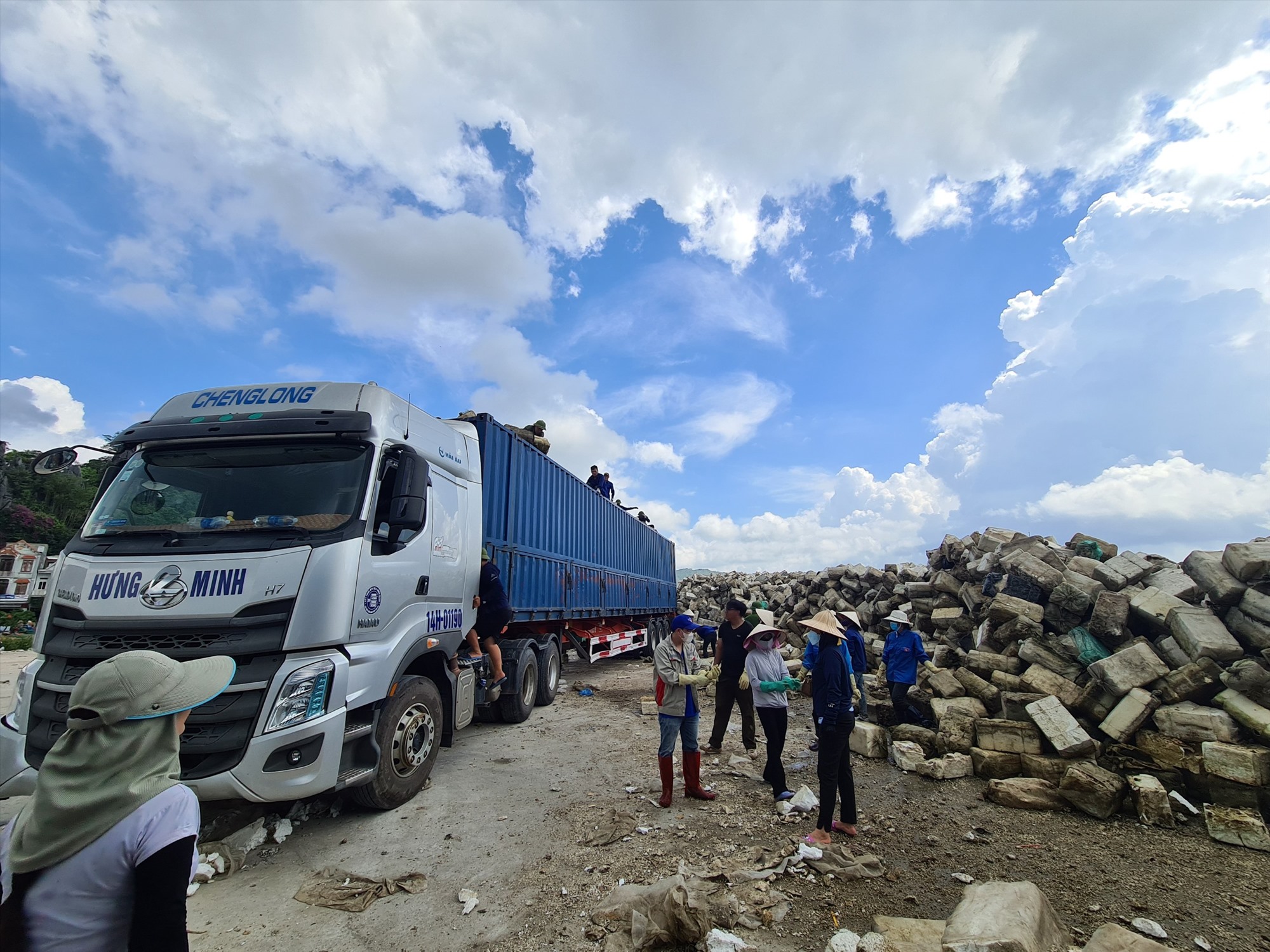 Phao xốp vẫn đầy vịnh Hạ Long, Quảng Ninh mở chiến dịch dọn rác trên toàn tỉnh