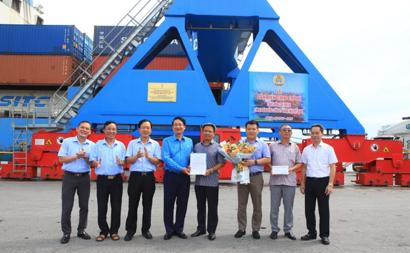 Gắn biển Công trình chào mừng Đại hội VI Công đoàn Tổng Công ty Hàng hải Việt Nam