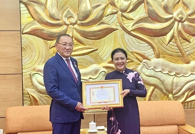 Trao kỷ niệm chương tặng Đại sứ Kazakhstan ở Việt Nam Yerlan Baizhanov