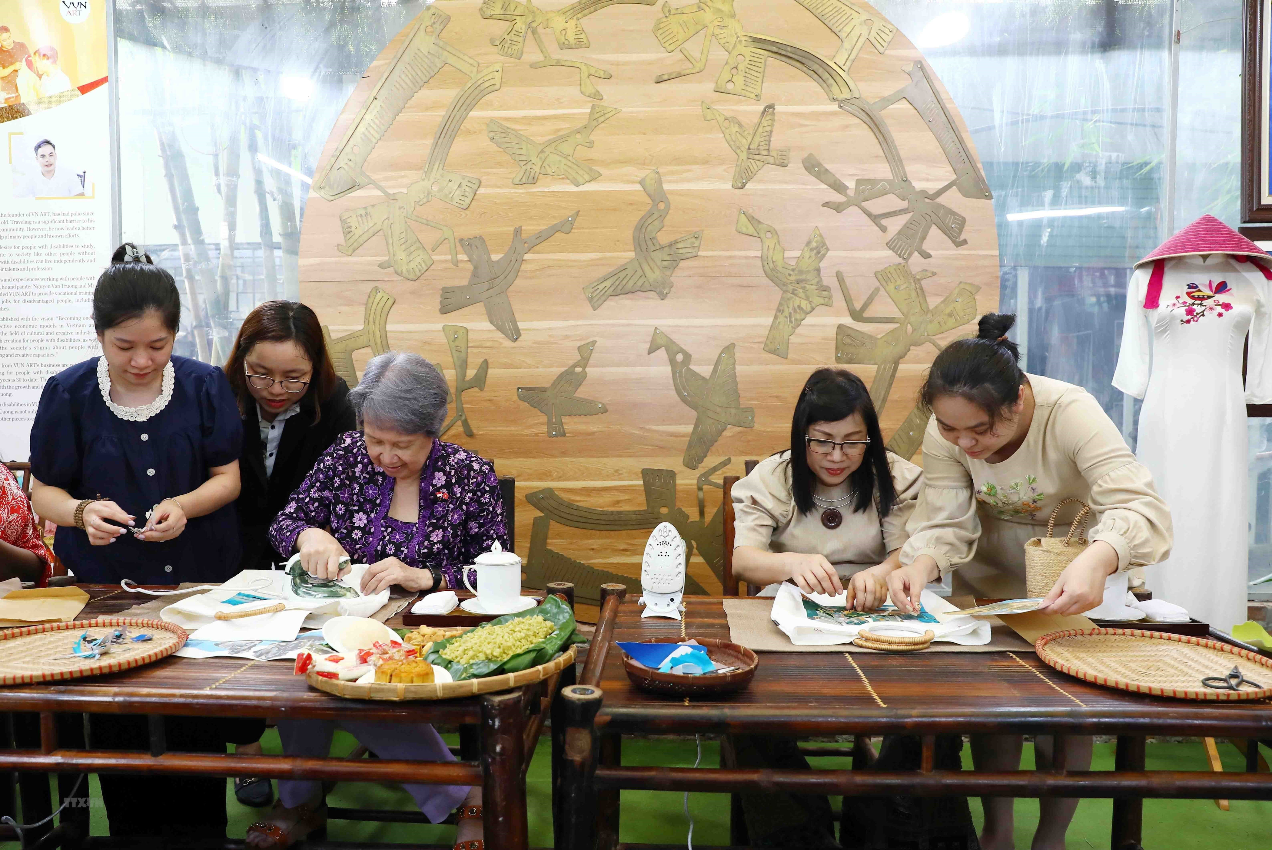 Hai Phu nhân Thủ tướng Việt Nam-Singapore thăm Hợp tác xã Vụn Art
