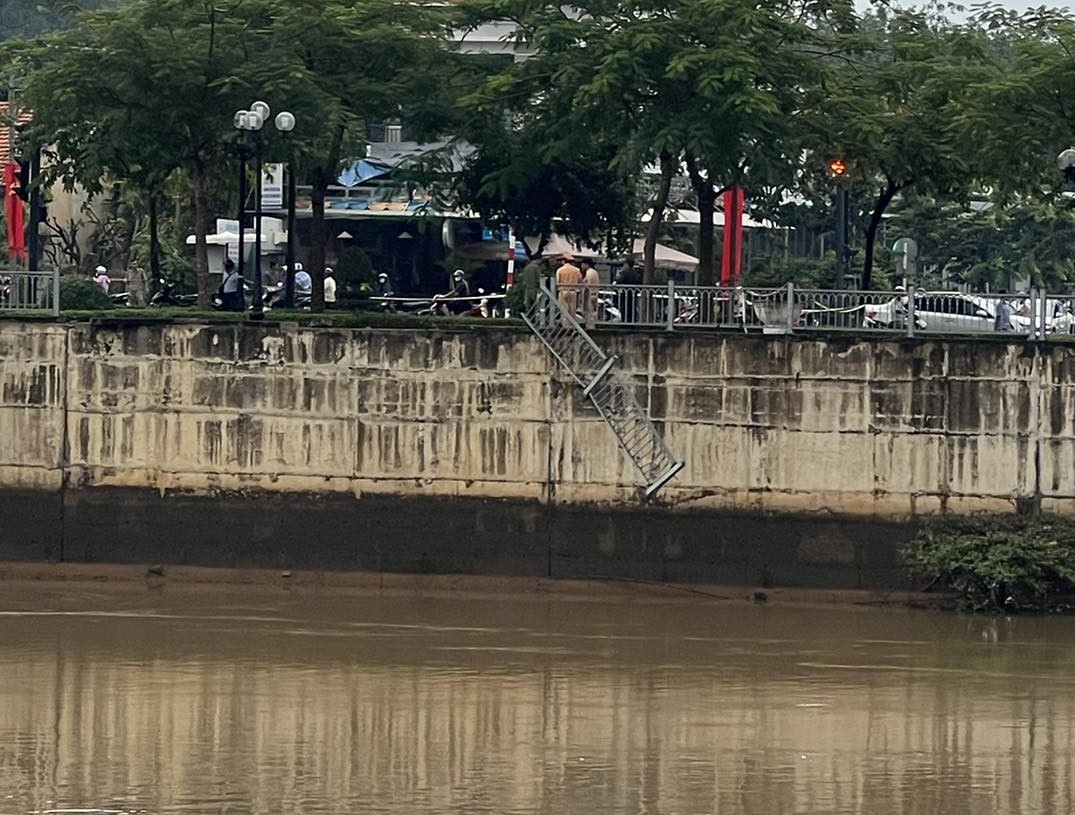 Xe ôtô lao xuống sông Đồng Nai, người dân cứu được 1 người lên bờ