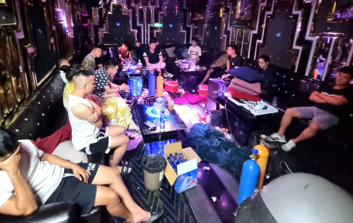 Bắt quả tang nhóm nam nữ mở ‘tiệc’ ma túy trong quán karaoke