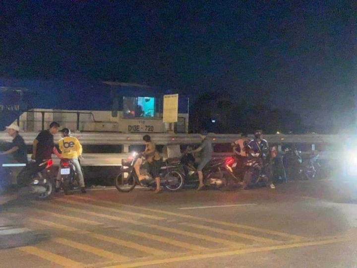 Hà Nội: Băng qua đường sắt, tài xế xe máy bị tàu hỏa tông tử vong