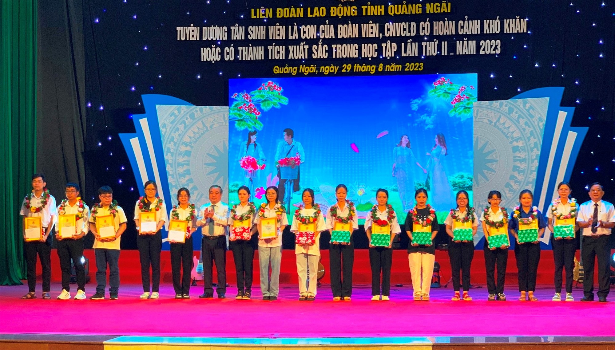 Liên đoàn Lao động tỉnh Quảng Ngãi tuyên dương 350 tân sinh viên xuất sắc