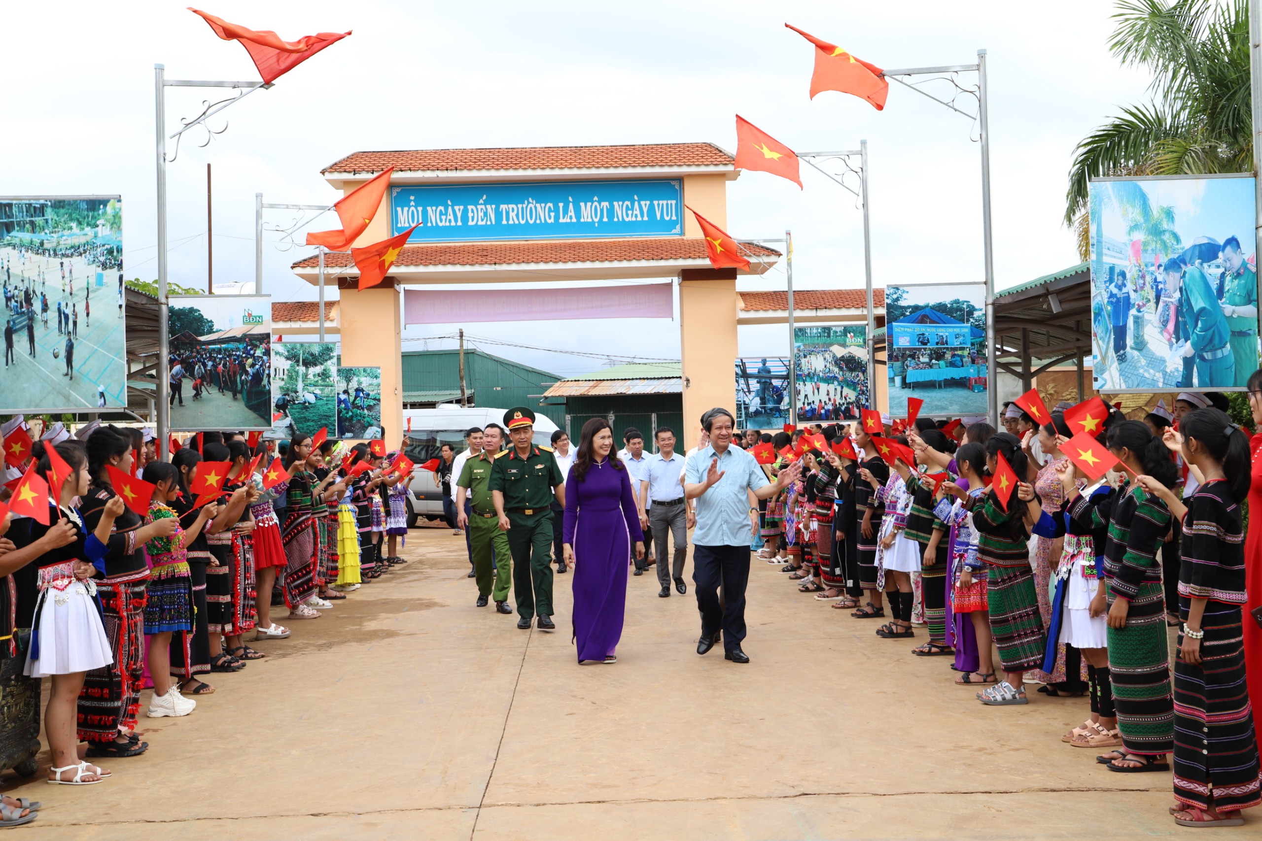 Bộ trưởng Giáo dục thăm, tăng quà học sinh Đắk Nông