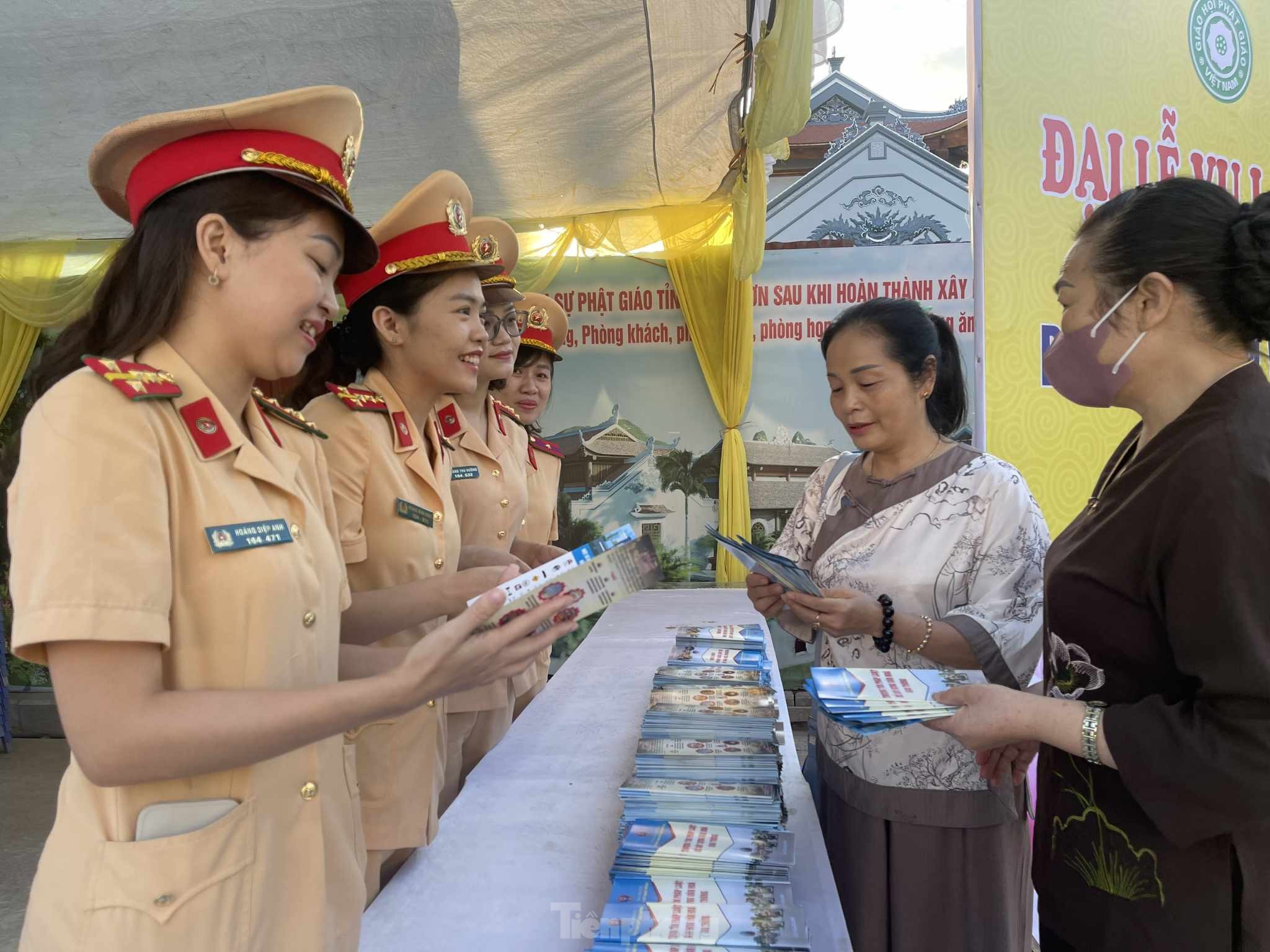 Lạng Sơn phát trên 5.000 tờ rơi tuyên truyền trật tự an toàn giao thông nhân lễ Vu lan