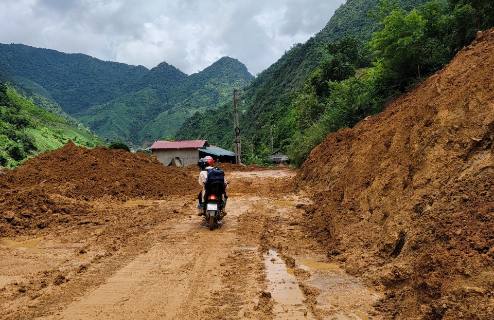 Thông xe tuyến giao thông nối Sơn La - Lai Châu bị sạt lở do mưa lũ