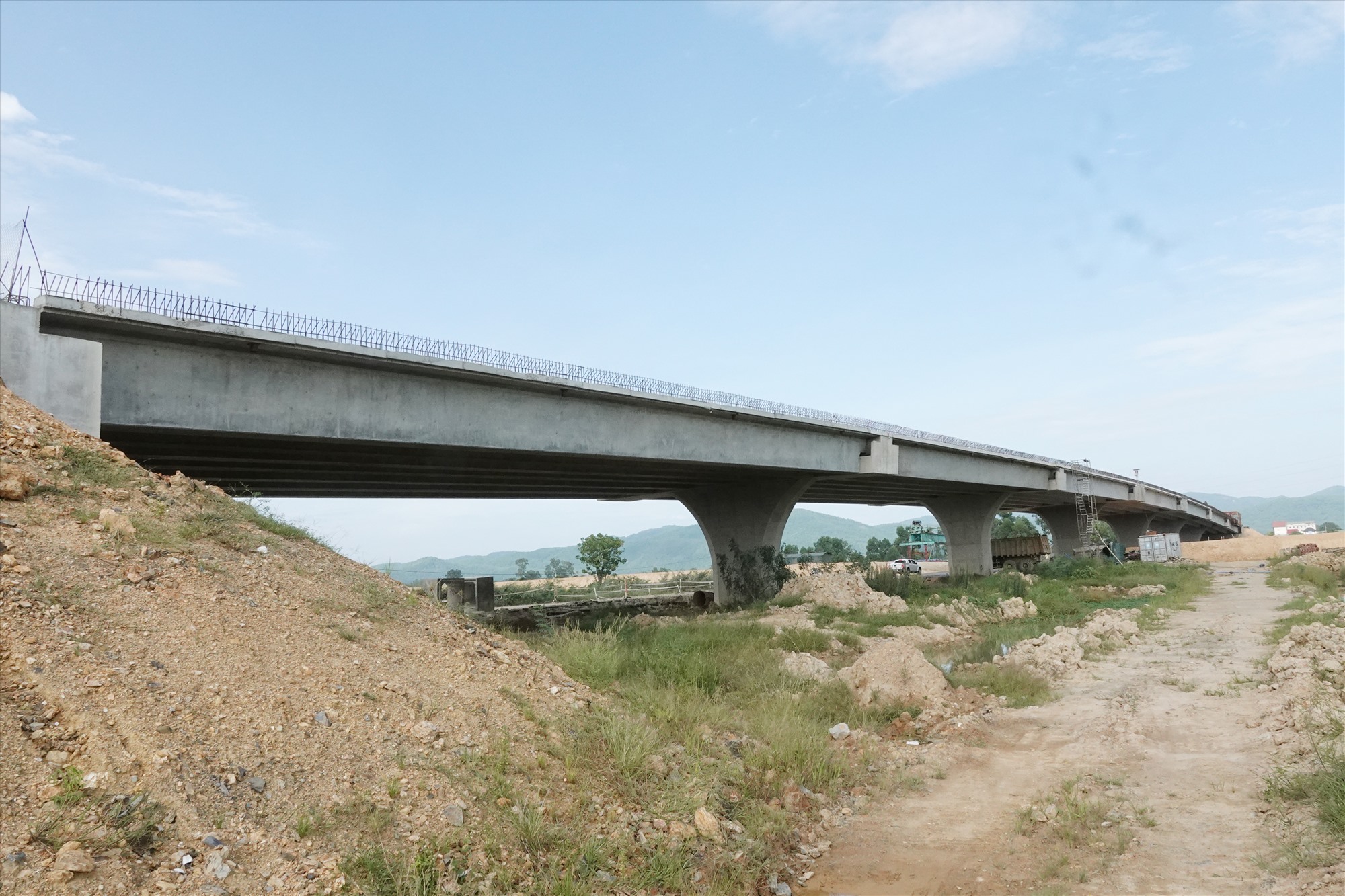 Hình hài cầu vượt cao tốc Bắc - Nam qua Hà Tĩnh sắp hoàn thiện