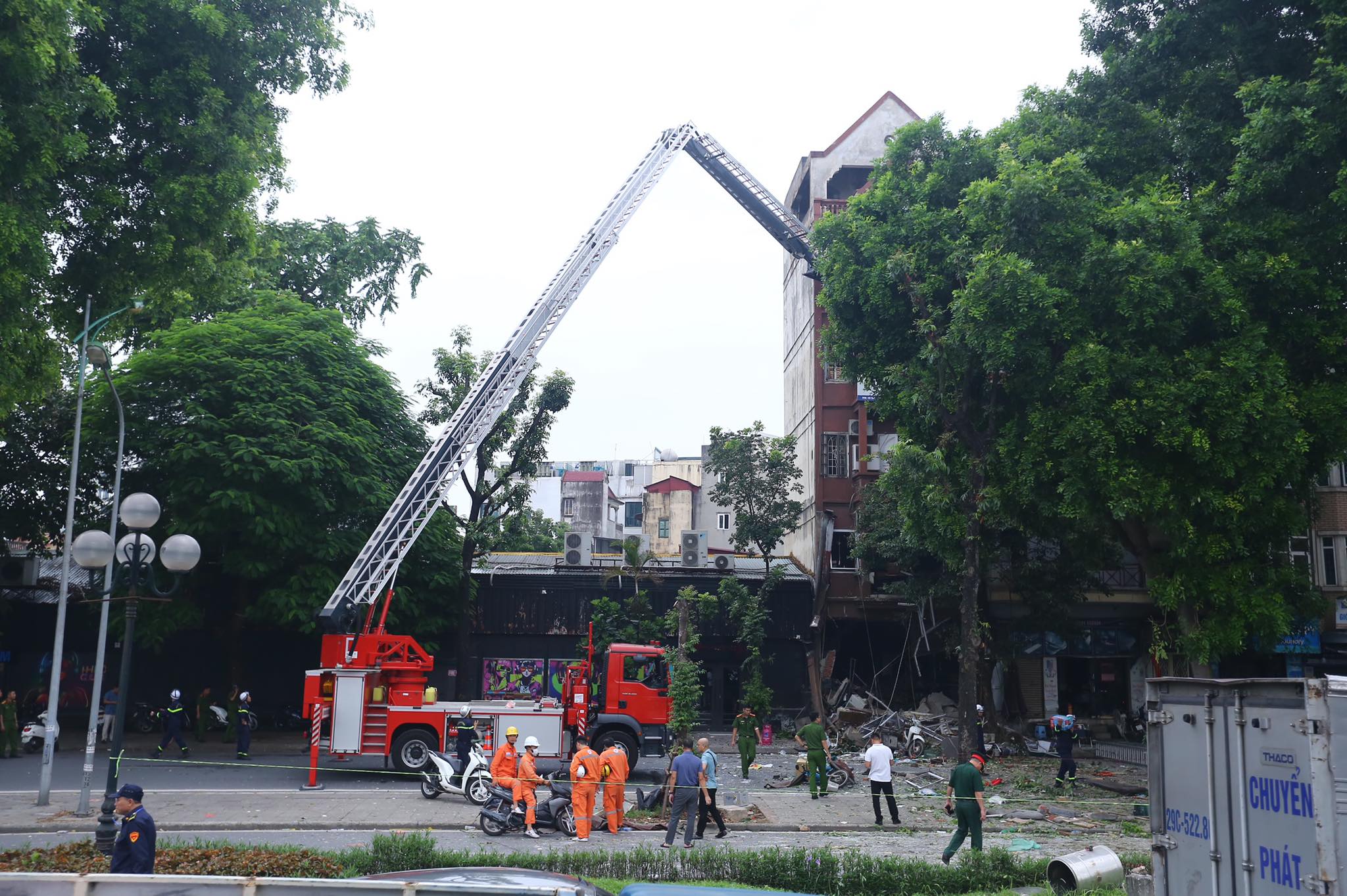 Cận cảnh hiện trường vụ nổ kinh hoàng trên đường Yên Phụ, nhiều người bị thương