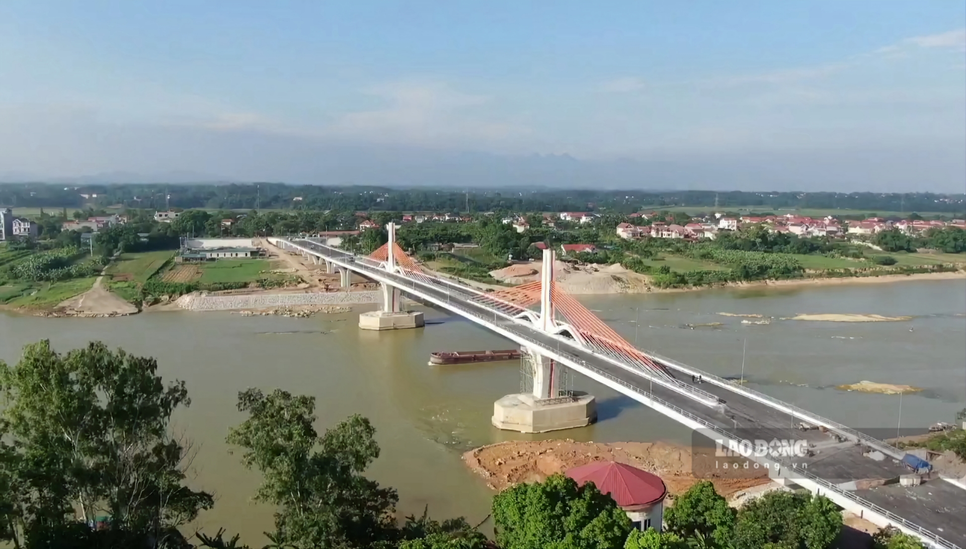 Cây cầu 540 tỉ đồng bắc qua sông Lô nối 2 tỉnh sắp được khánh thành