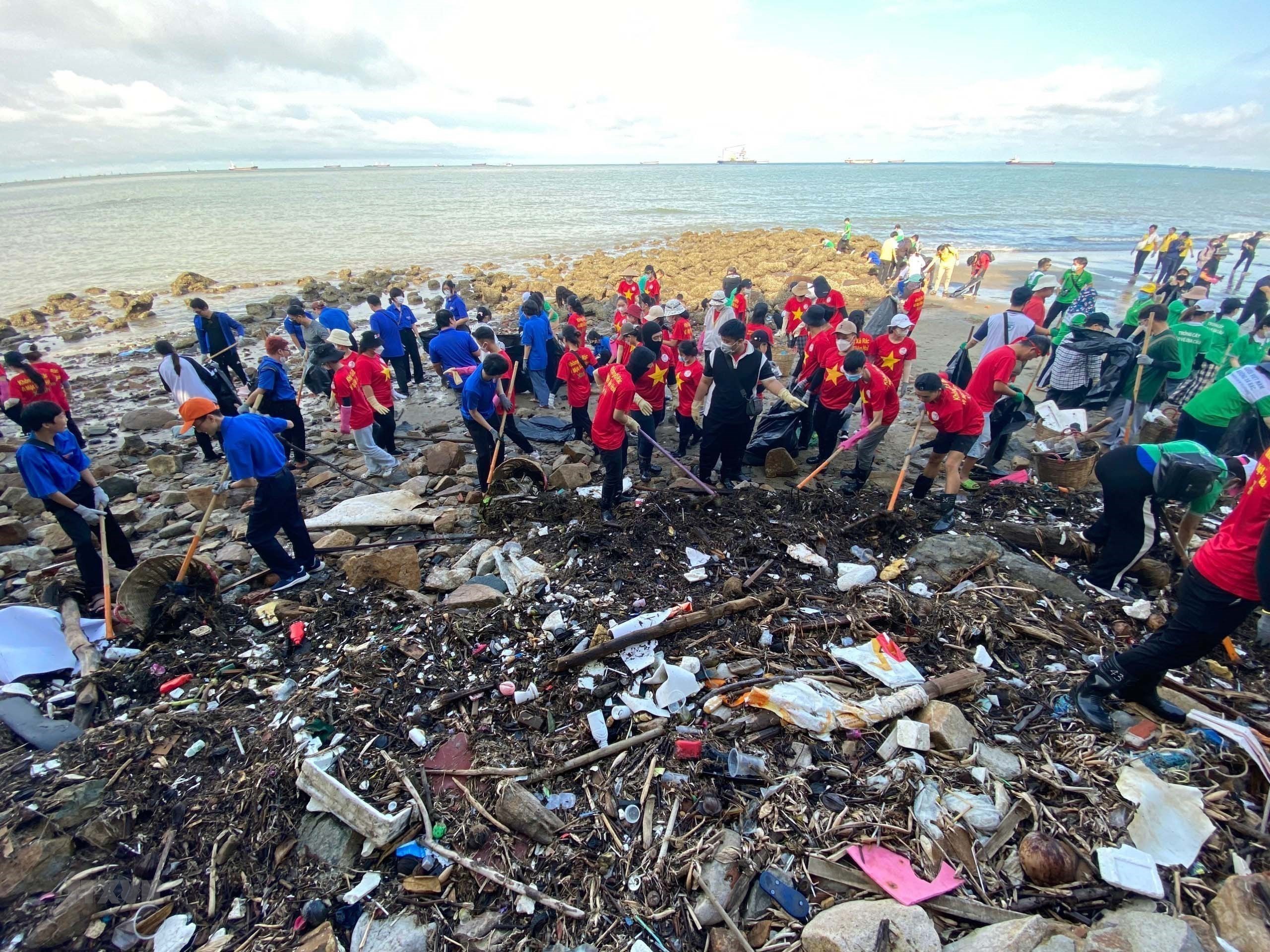 Bà Rịa-Vũng Tàu: Tình nguyện viên, du khách dọn 50 tấn rác ở bờ biển