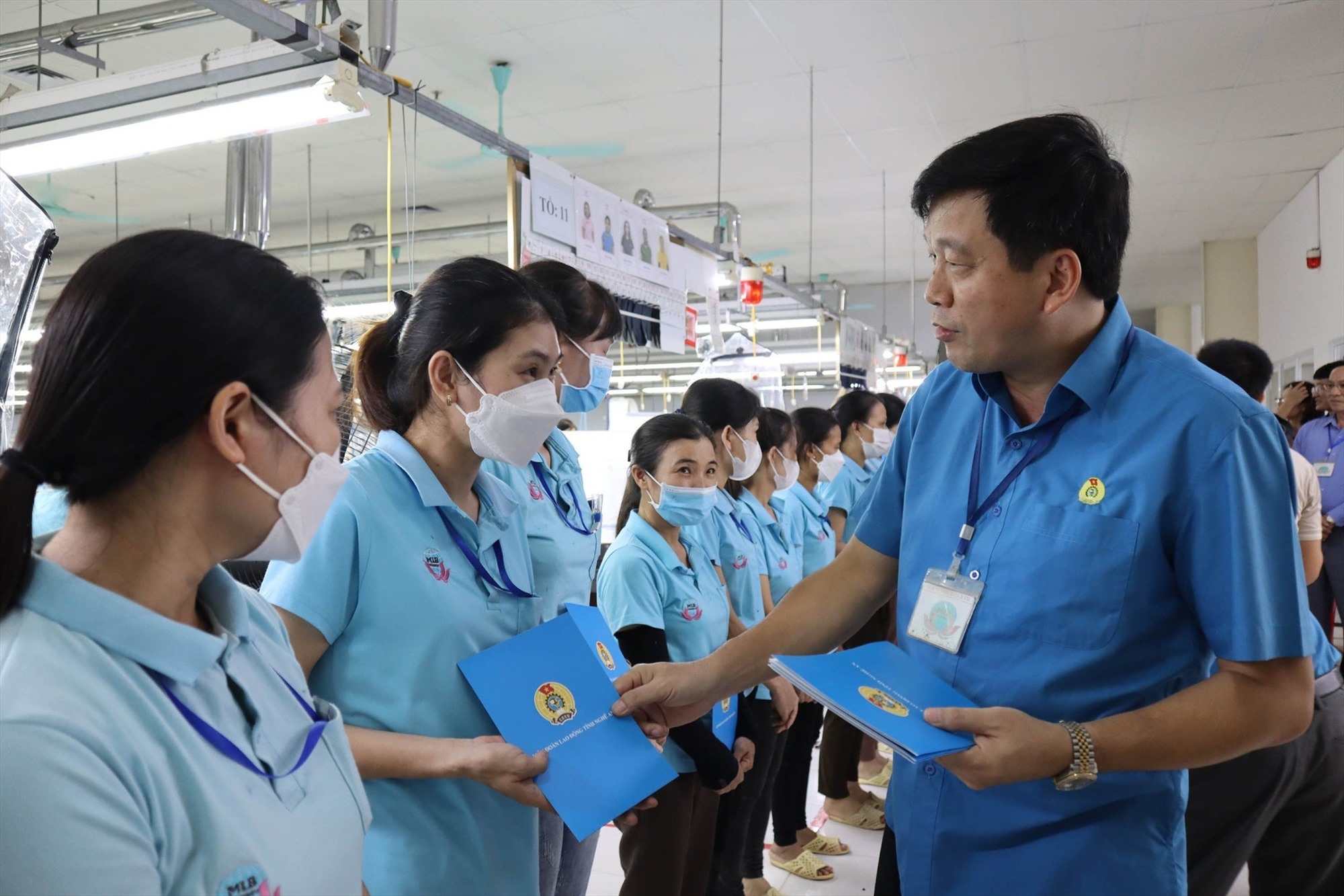LĐLĐ tỉnh Nghệ An tặng quà 18 đoàn viên công đoàn tại huyện Yên Thành