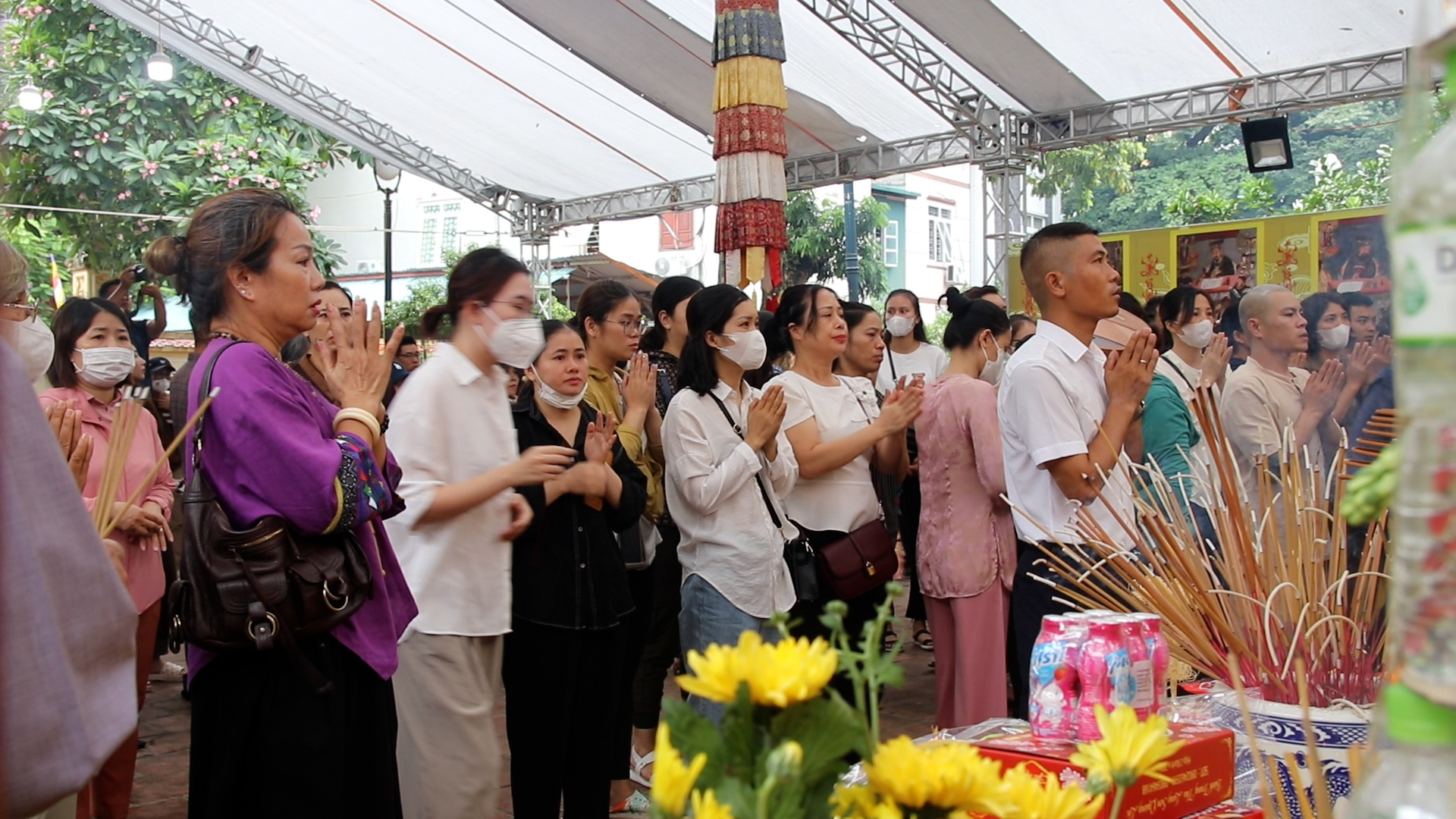 Hàng nghìn người tới chùa cầu nguyện cho các nạn nhân vụ cháy chung cư mini