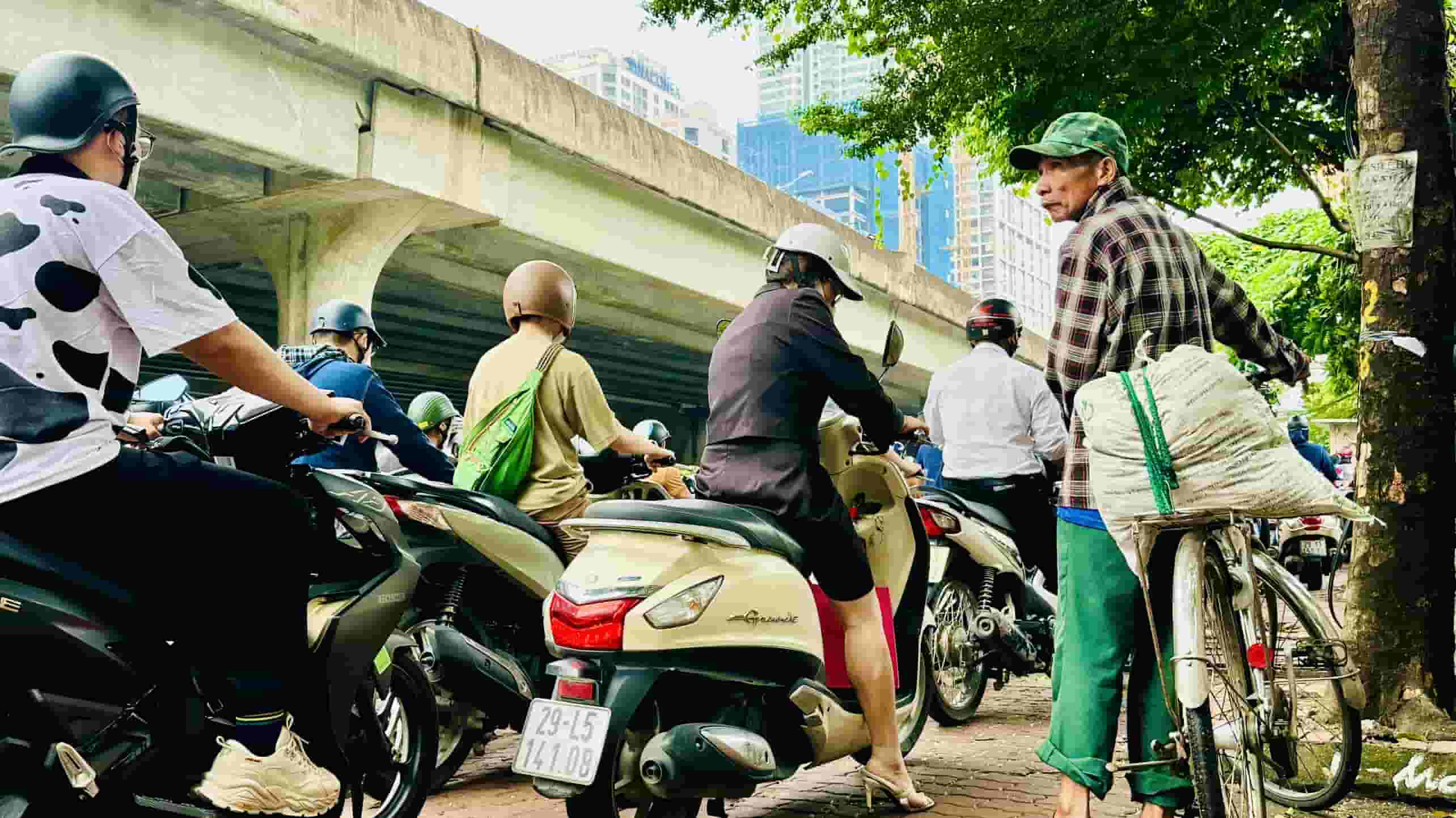 Đường phố Hà Nội nhiều ngày tắc nghẽn, dân công sở chật vật tìm đường đến cơ quan