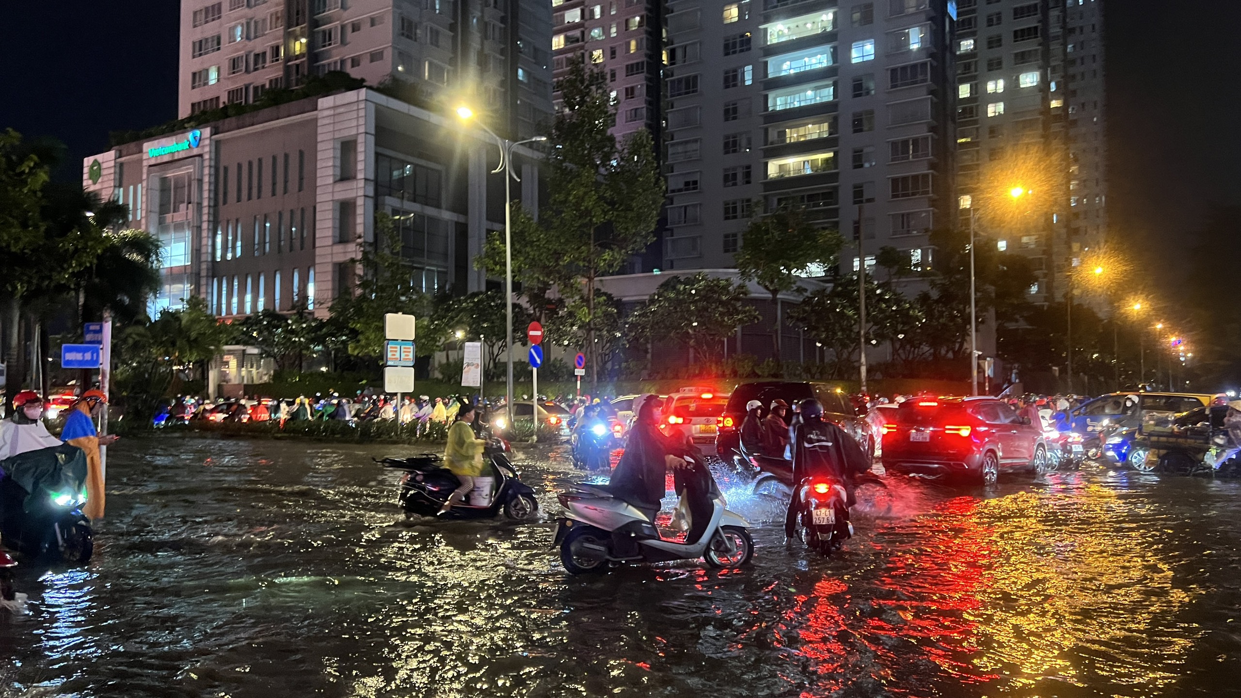 Người dân TPHCM dính nước ngập và kẹt xe trong cơn mưa lớn giờ tan tầm