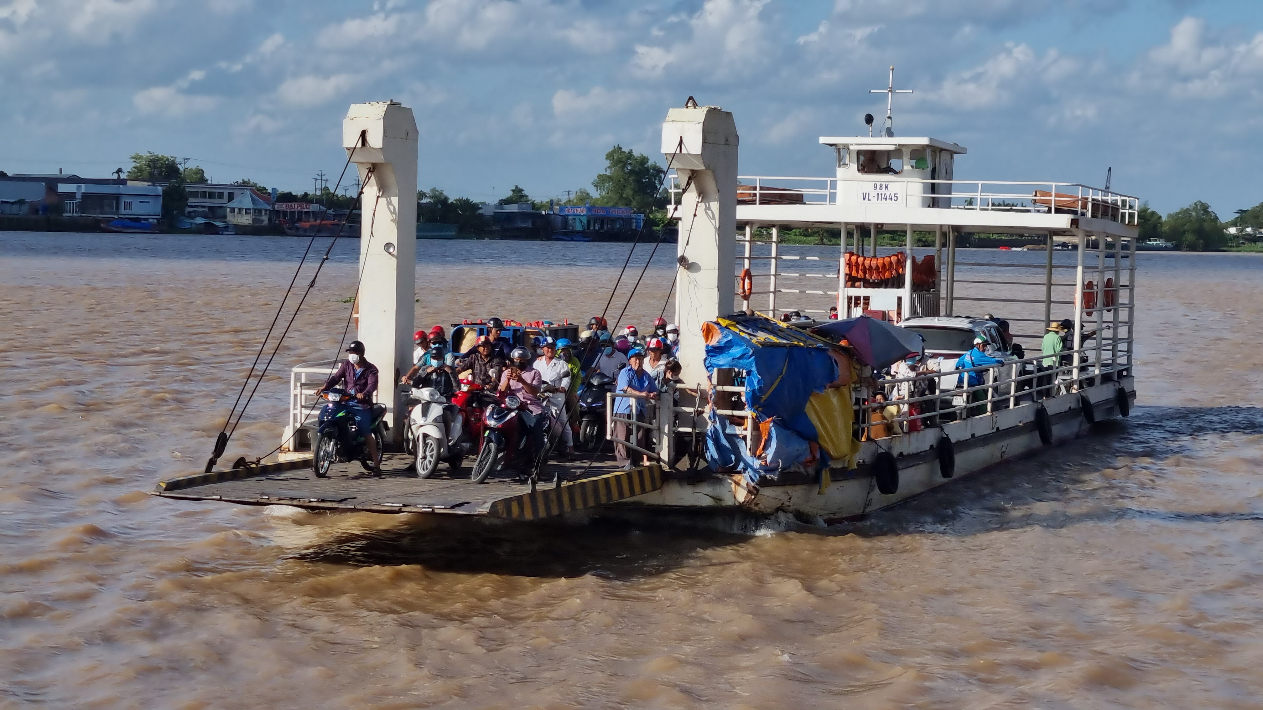 Lo sạt lở, Vĩnh Long dừng hoạt động một bến phà nối các xã cù lao huyện Long Hồ
