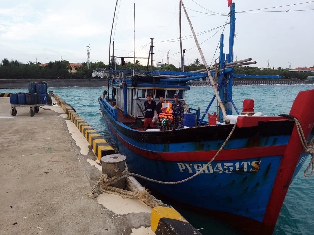 Hỗ trợ tàu cá Phú Yên bị hỏng máy tại quần đảo Trường Sa