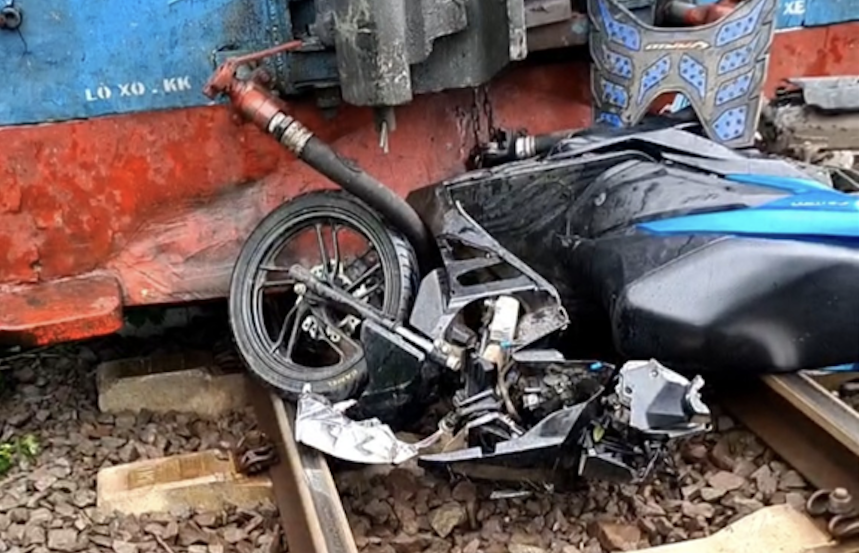 Tàu hoả tông xe máy, 2 người tử vong tại chỗ ở Đồng Nai