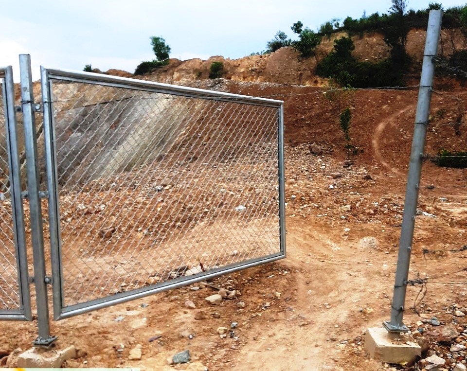 Hàng rào bảo vệ cao tốc Cam Lộ - La Sơn liên tiếp bị phá hoại