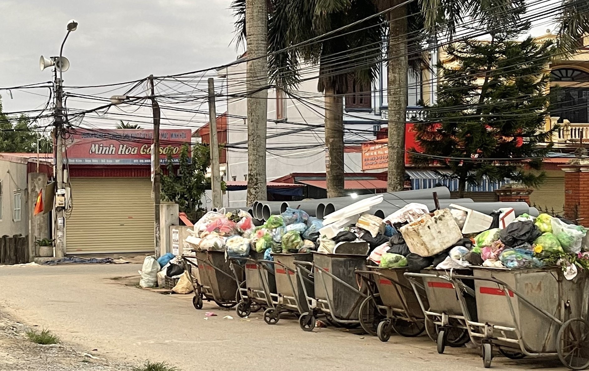 Dân bức xúc vì điểm tập kết rác ngay giữa khu dân cư ở Hải Phòng