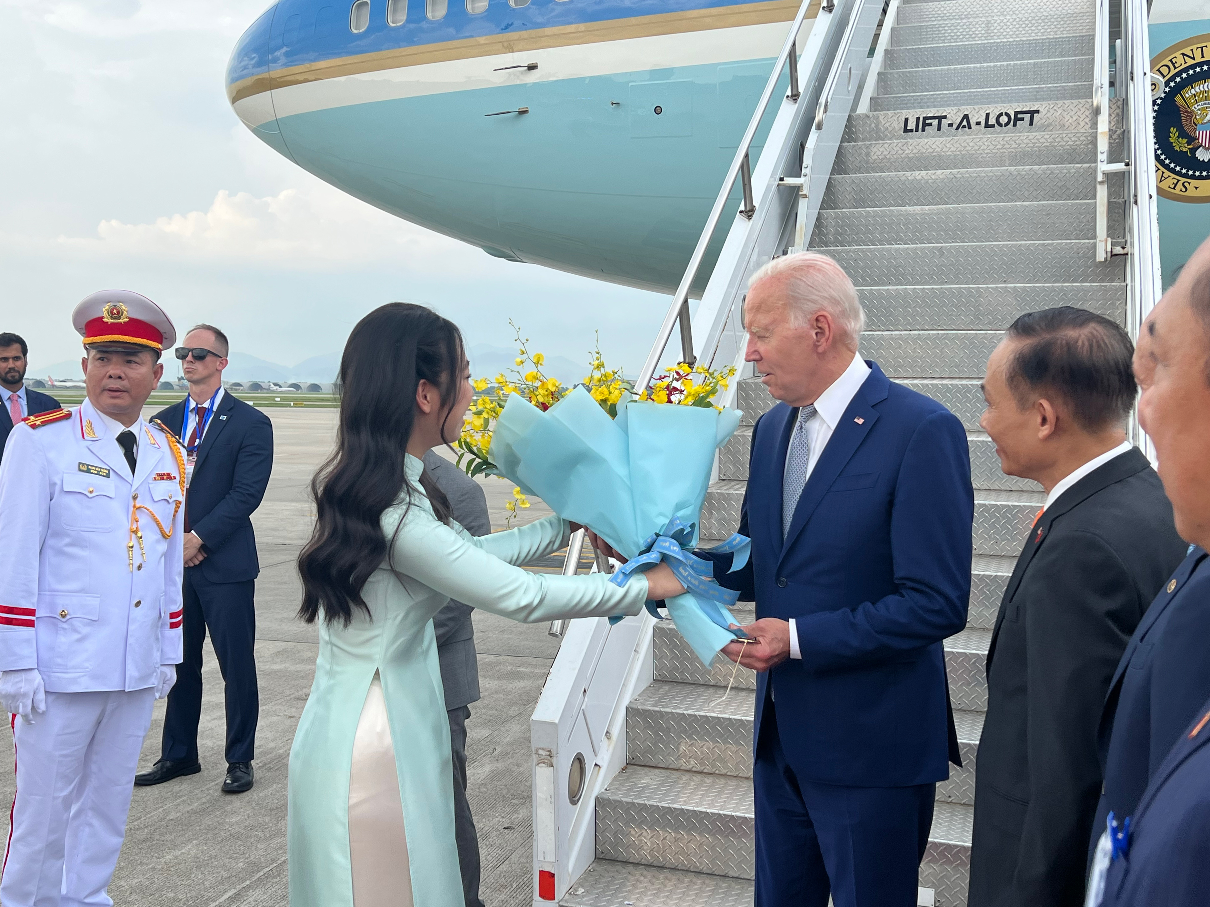 Nữ sinh tặng hoa cho Tổng thống Mỹ Joe Biden tại sân bay Nội Bài là ai?