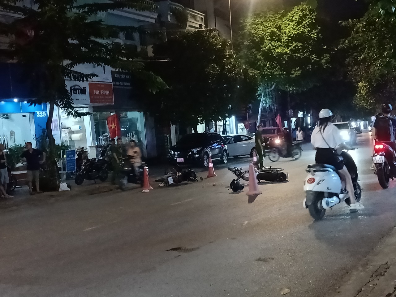 2 tài xế xe mô tô nằm bất động sau va chạm lúc chiều tối