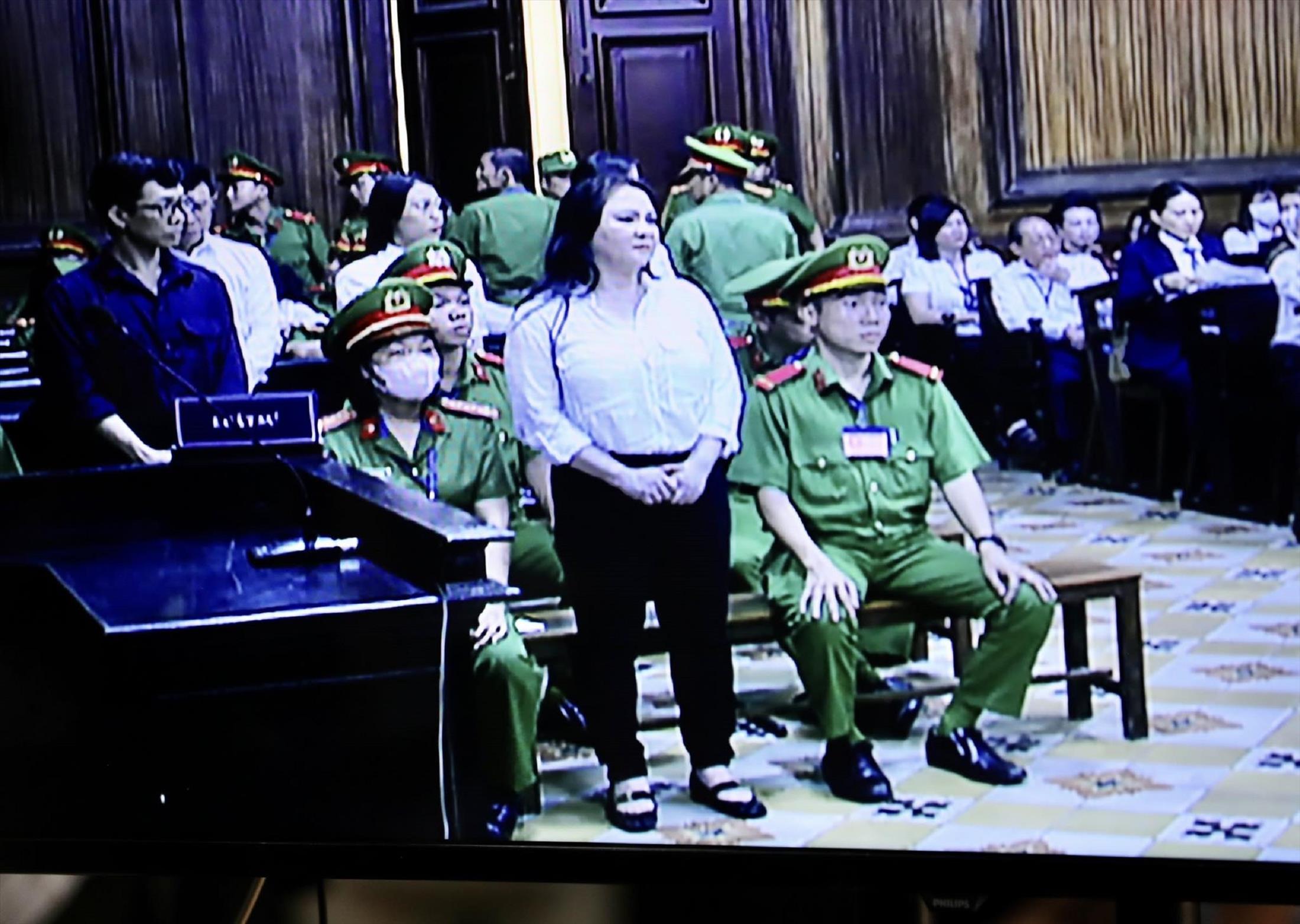 Bà Nguyễn Phương Hằng khóc nức nở và xin lỗi trước tòa
