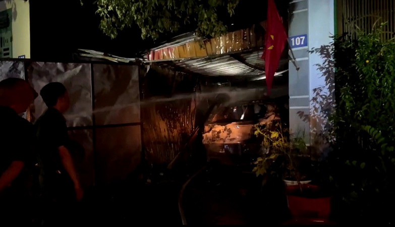 Bắc Giang: Đám cháy lúc rạng sáng thiêu rụi một ôtô, một môtô