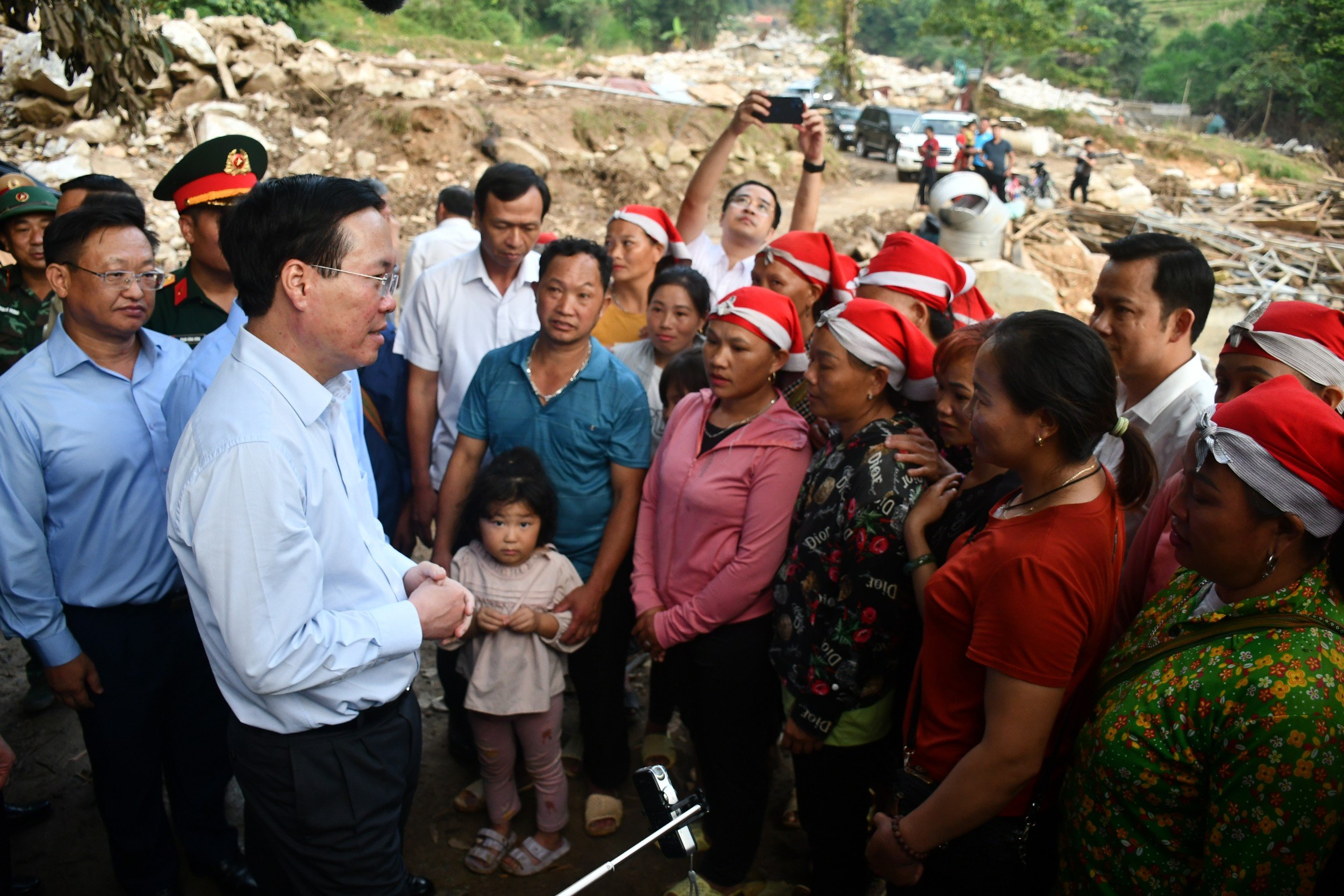 Chủ tịch nước thăm các gia đình bị thiệt hại do lũ ống ở Lào Cai