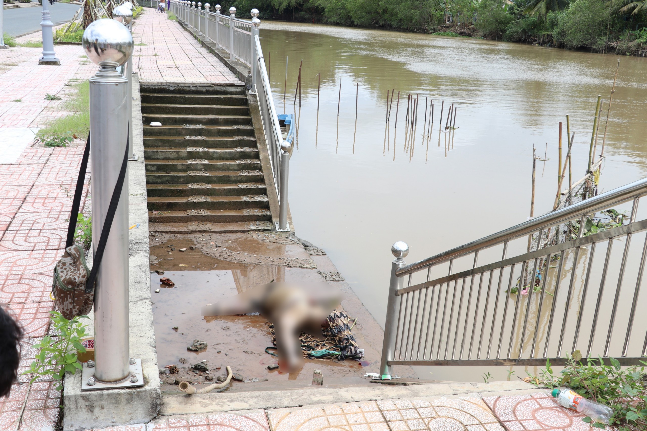 Vĩnh Long phát hiện một thi thể nam giới trên sông Cầu Lộ