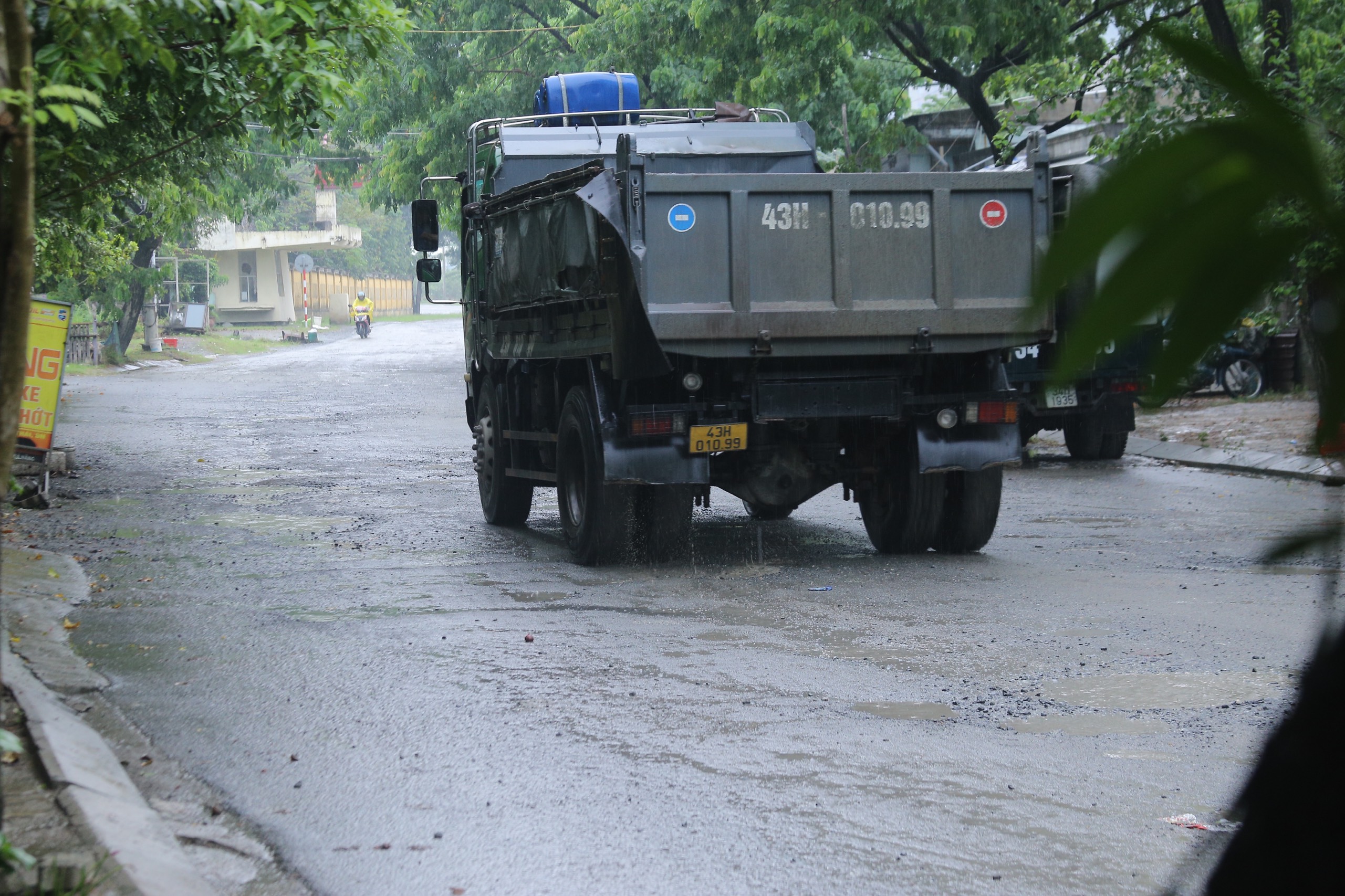 Người dân Đà Nẵng bất an vì xe quá tải cày nát đường dân sinh