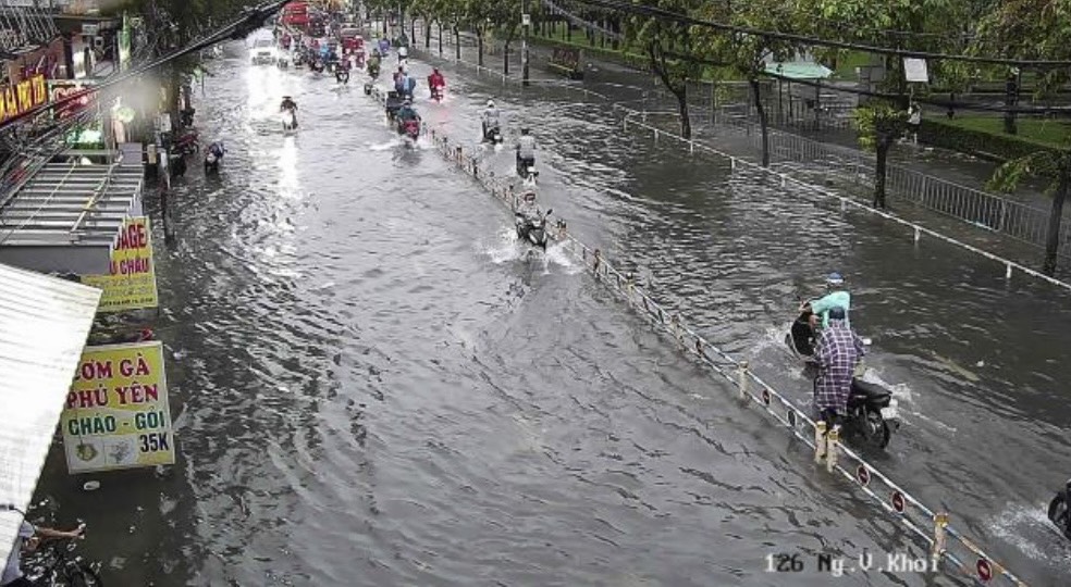 Mưa lớn giờ tan tầm, người dân TPHCM chật vật lội nước về nhà