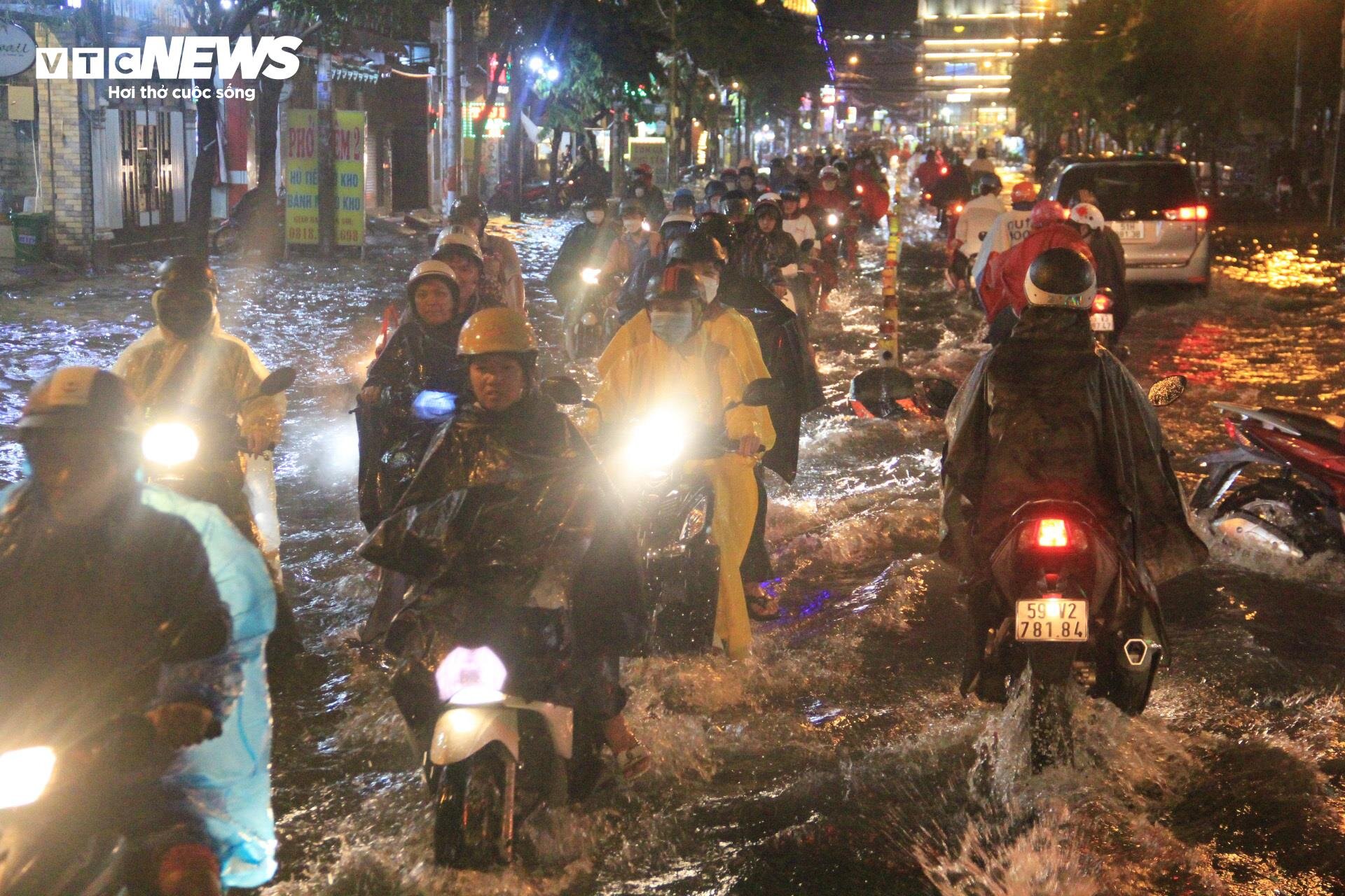 Đường phố TP.HCM ngập lênh láng sau mưa lớn, nhiều xe chết máy trong biển nước