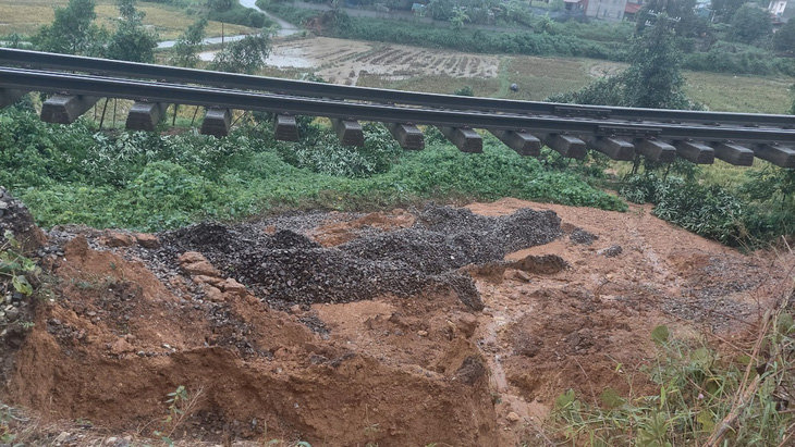 Tạm dừng chạy tàu tuyến Hà Nội - Lào Cai vì sạt lở đường sắt qua Yên Bái