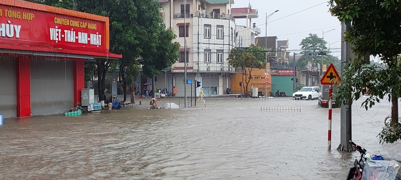 Mưa kéo dài nhiều giờ, thành phố Hà Tĩnh ngập nặng