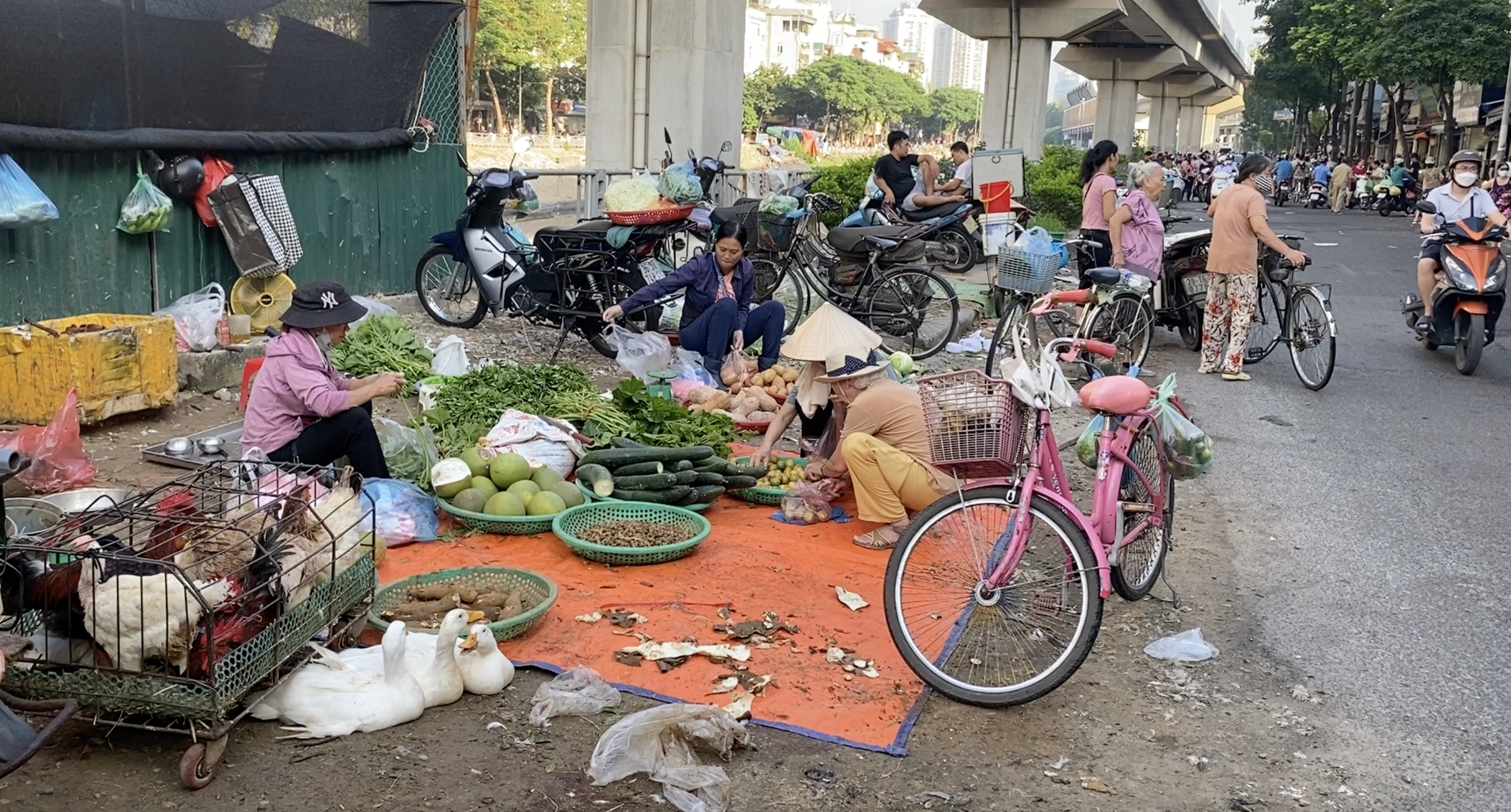Chợ cóc “chặn họng” giao thông, chồng chất rác thải giữa lòng thủ đô