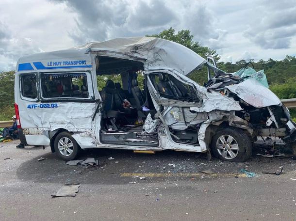 Xe tải tông xe khách khiến hư hỏng nặng, 1 người tử vong