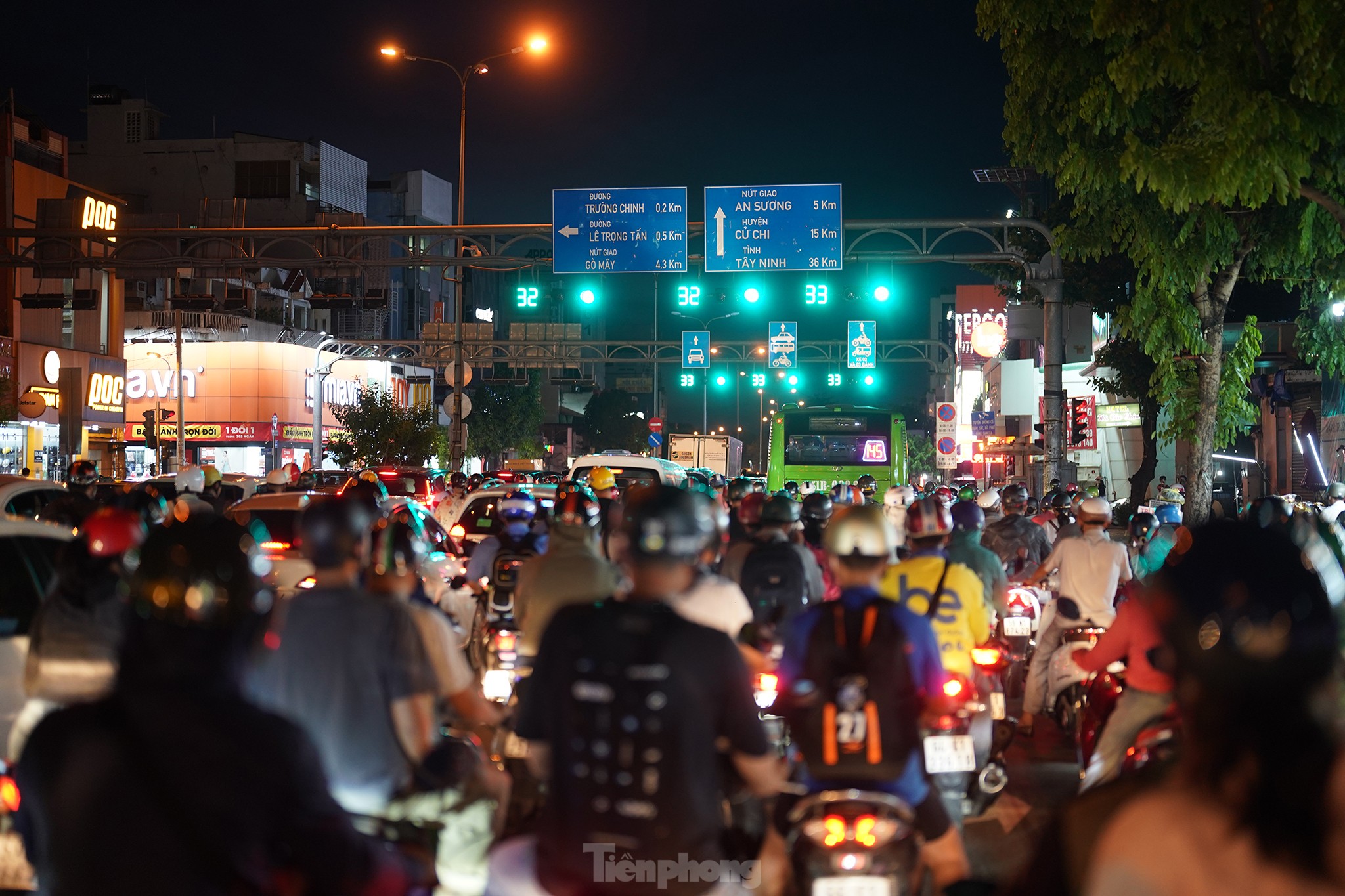 'Đặc sản' kẹt xe trở lại nhiều tuyến đường ở TPHCM tối nay