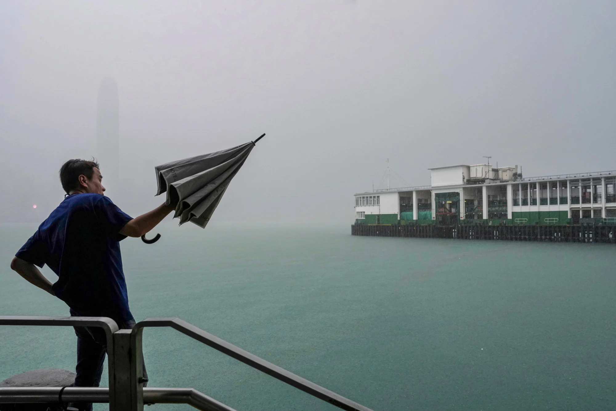 Người dân Trung Quốc phải sơ tán do bão Koinu