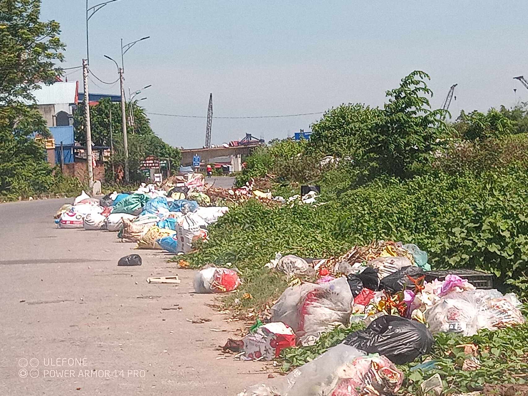 TP Phổ Yên (Thái Nguyên) rác thải lấn đường đê Chã