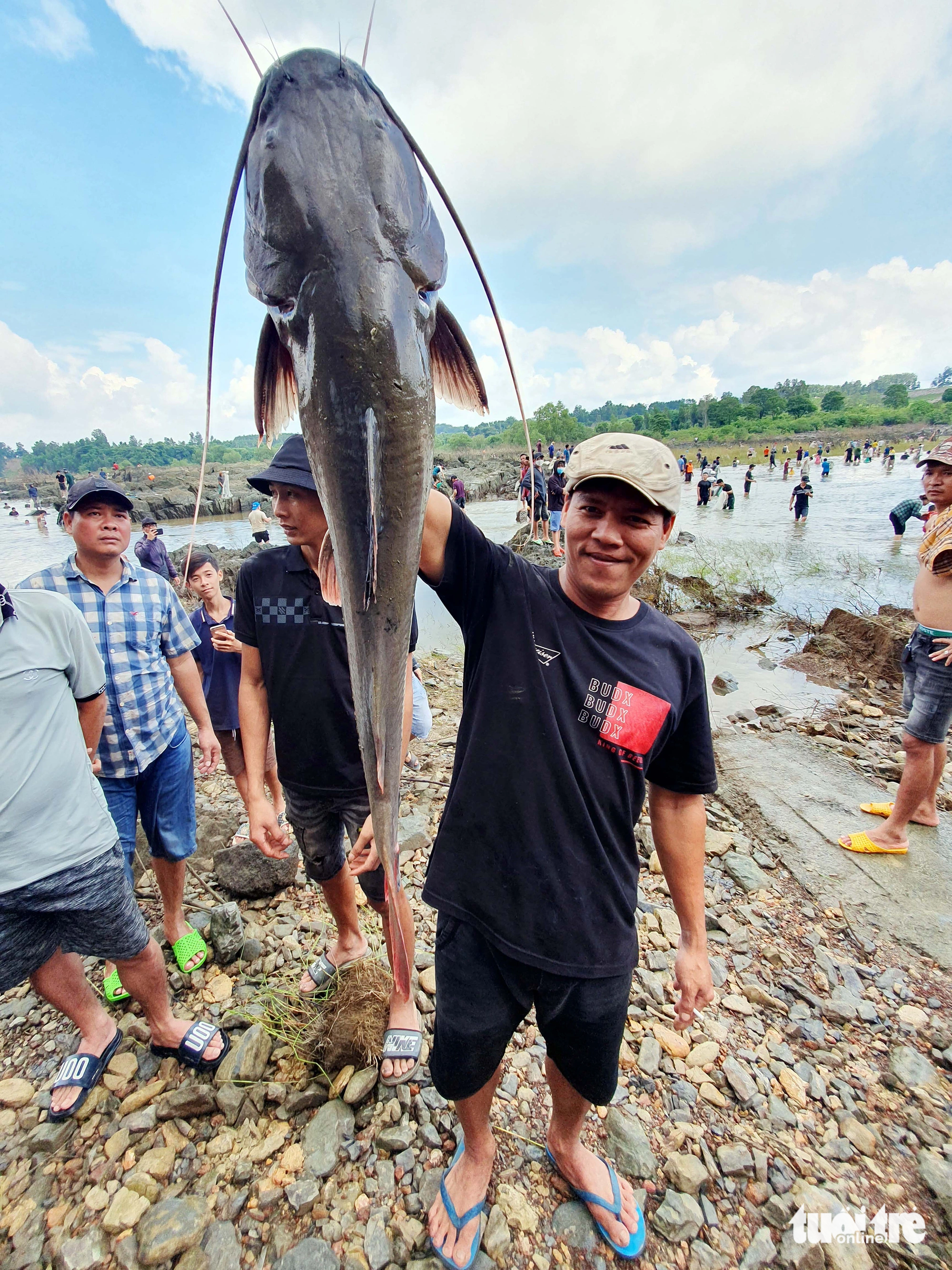 'Trẩy hội' bắt cá dưới chân đập Trị An, trúng mánh 'thủy quái' nặng hơn 10kg