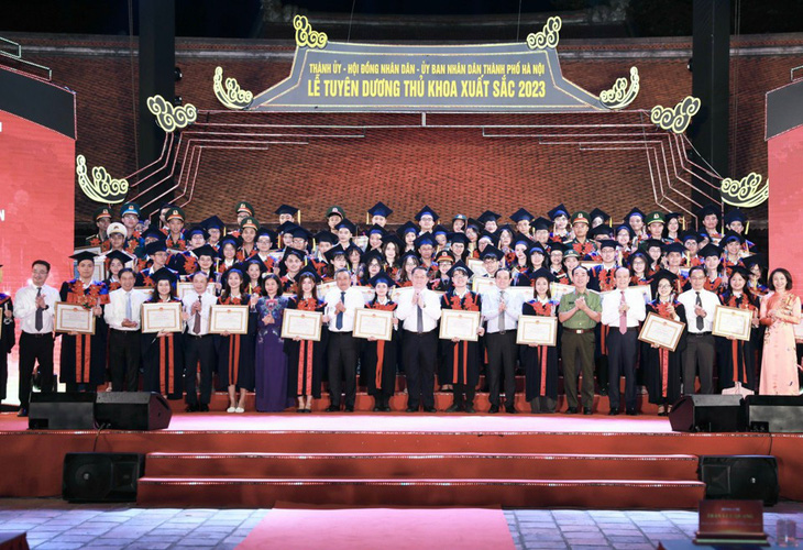 Hà Nội vinh danh 96 thủ khoa tốt nghiệp đại học, học viện