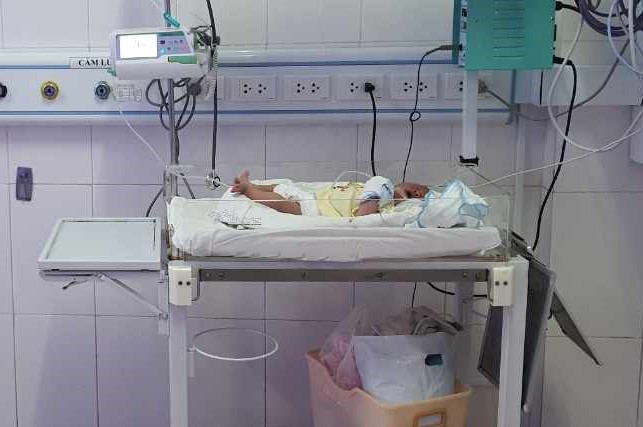 Người lạ bịt kín mặt bỏ rơi trẻ sơ sinh chưa cắt dây rốn tại bệnh viện