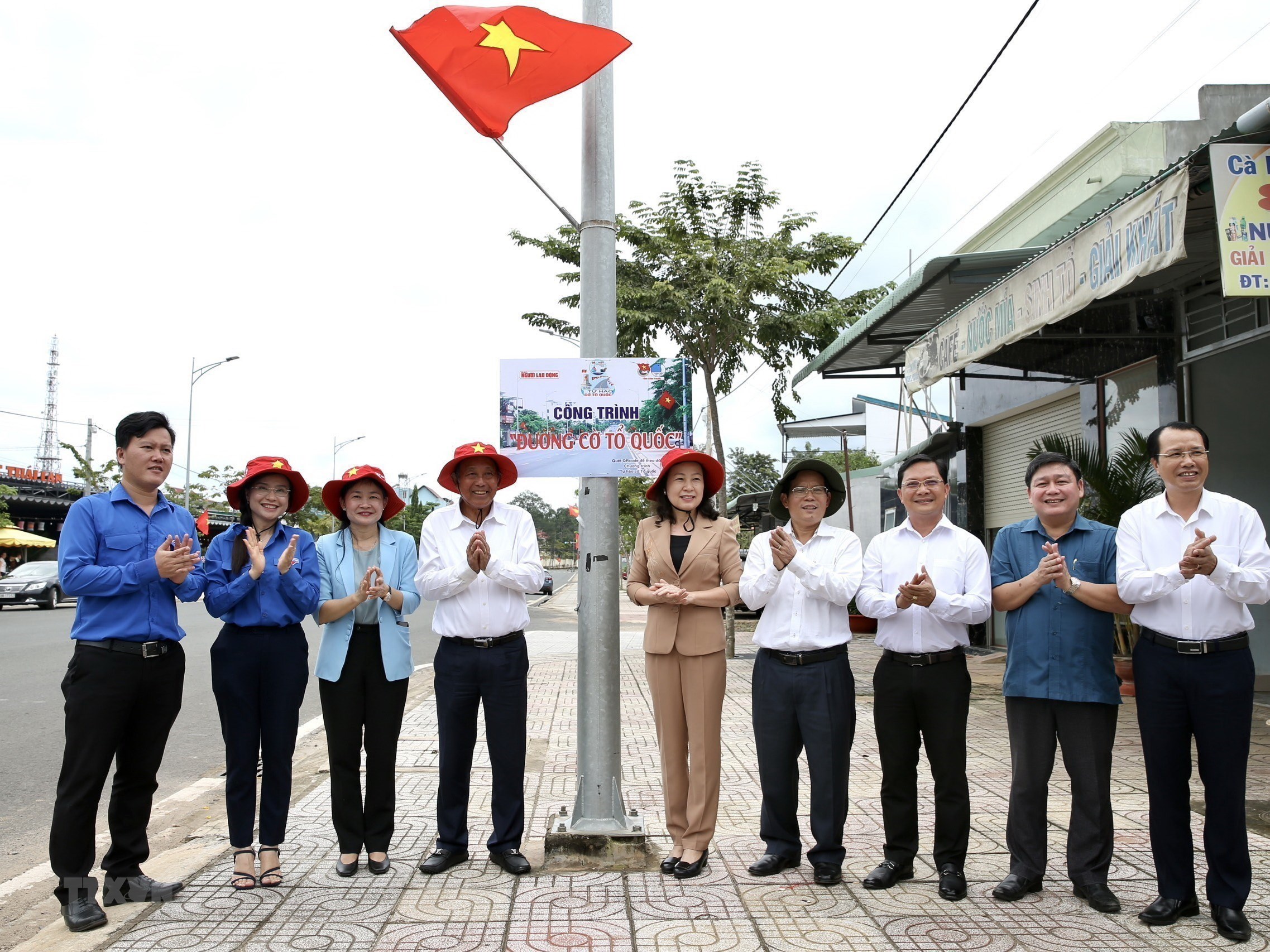 Bình Phước tiếp nhận 5.000 lá cờ và khánh thành 'Đường cờ Tổ quốc'