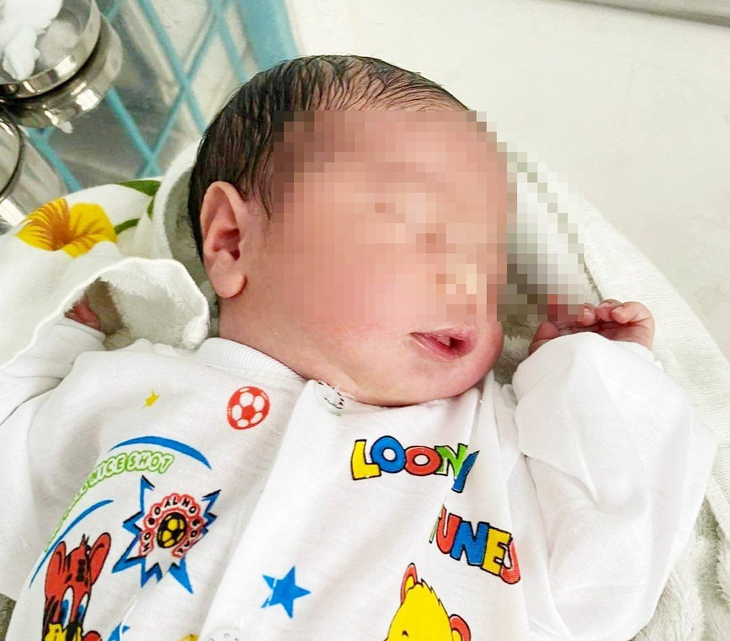 Tìm thân nhân bé trai sơ sinh bị bỏ rơi ngoài đường ở An Giang