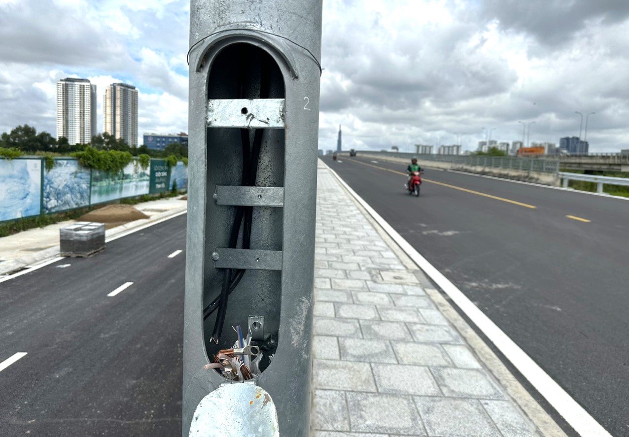 Cáp điện trên đường song hành cao tốc TPHCM – Long Thành – Dầu Giây bị cắt trộm