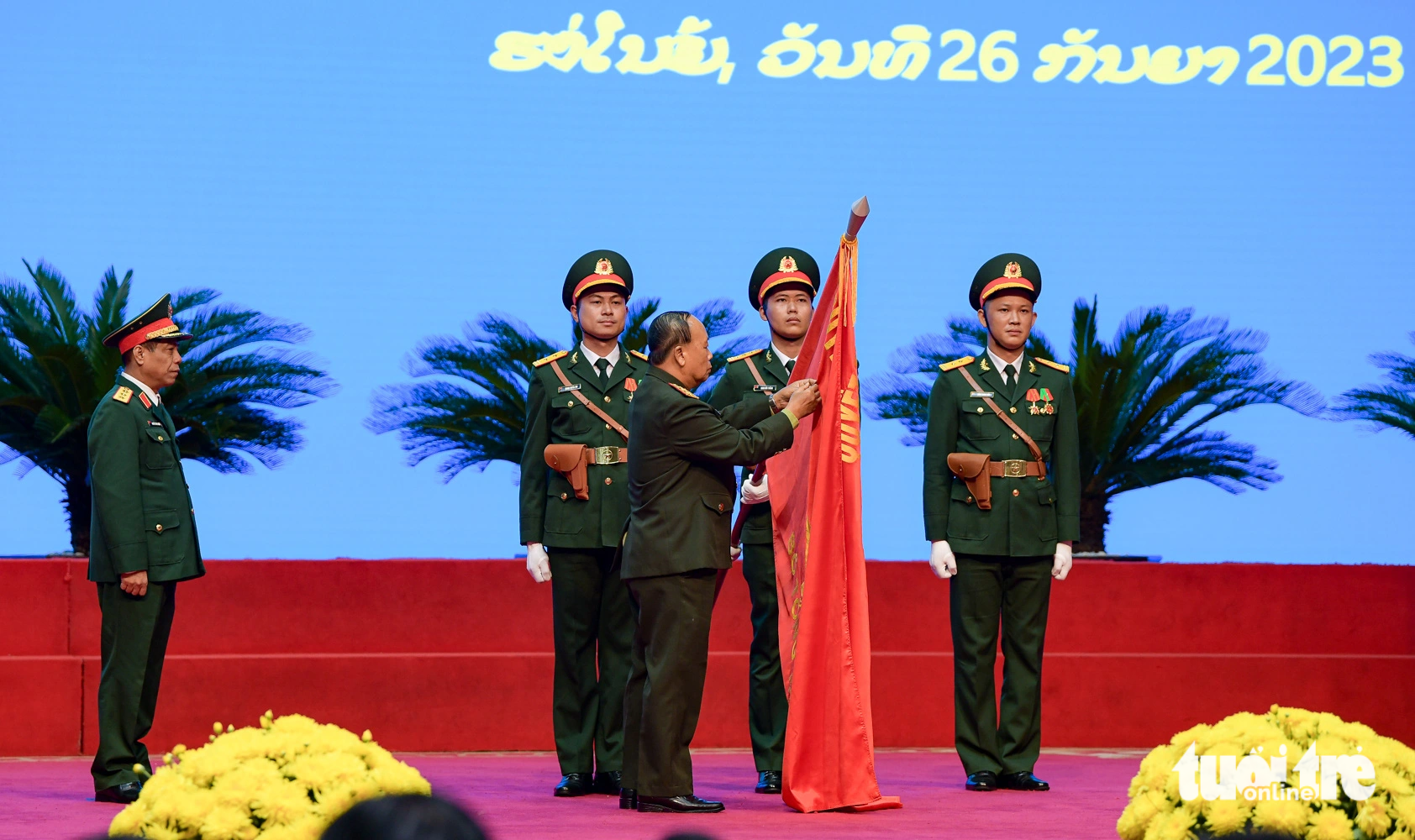 Bộ Tổng tham mưu Quân đội nhân dân Việt Nam nhận huân chương Lào
